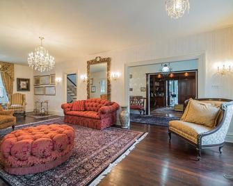 This is a beautiful family-friendly historic mansion on a private lake - Trenton - Sala de estar