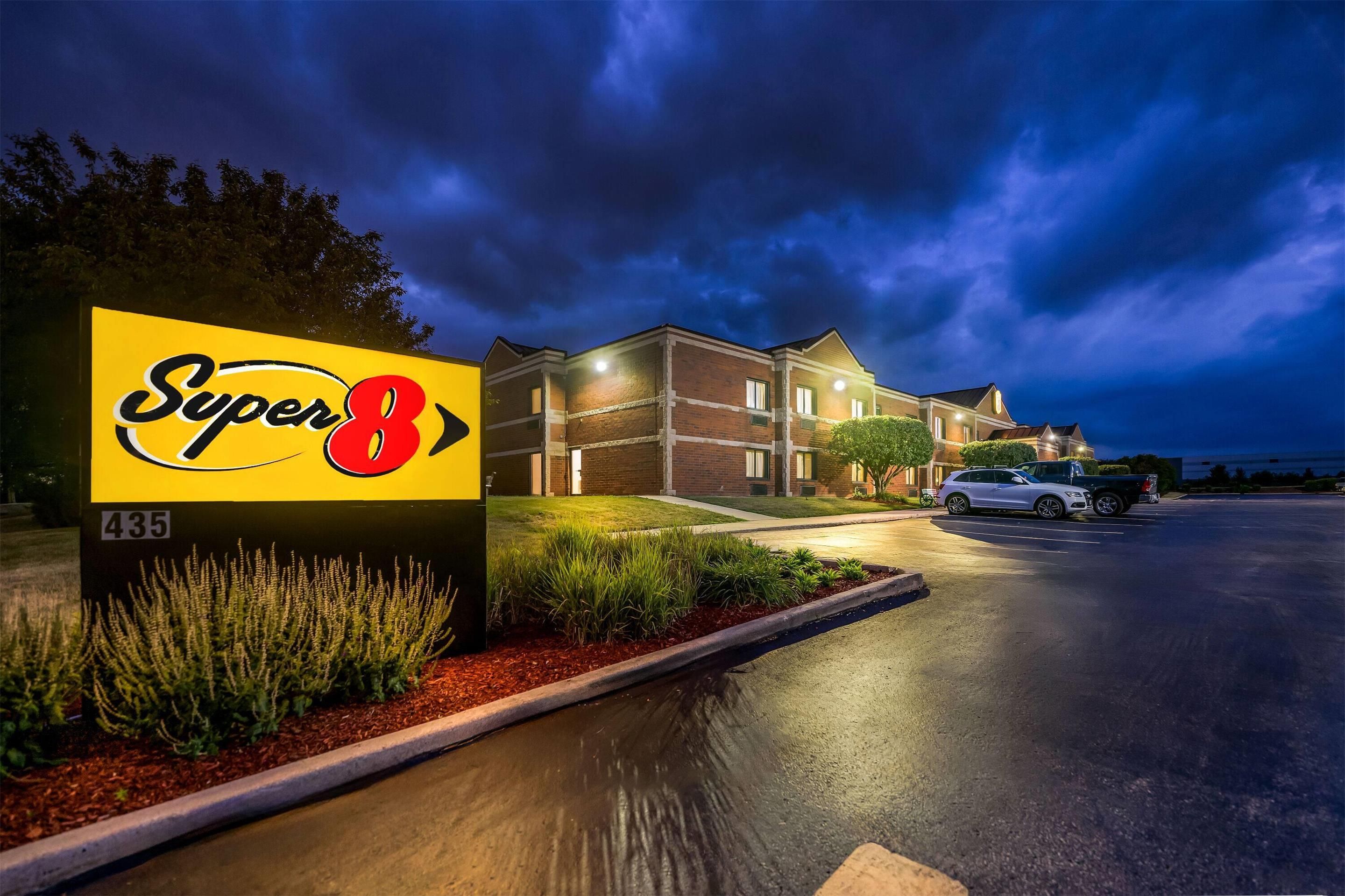 Super 8 by Wyndham Elgin - Elgin - Building