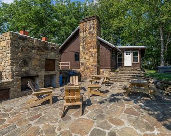 Your Own Private 12 Acre Lake, 80 Acres, Hot Tub & Game Barn - Columbus - Patio