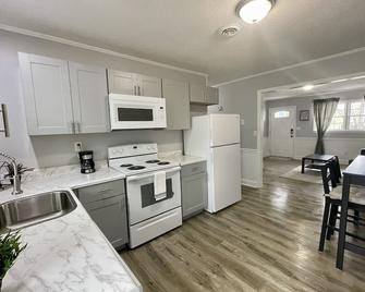Apt. near Downtown Greenville (2BR/1BA, 3 beds) - Greenville - Kitchen