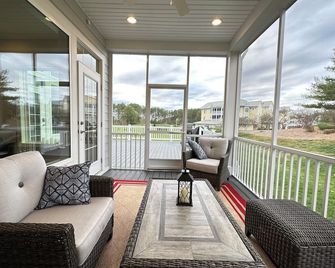 Luxury 6BR, 6.5 Baths, 5000 sqft @ The Peninsula, Linen & EV charger provided - Millsboro - Balcón