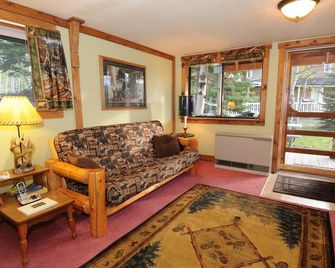 Wooded Bliss Two - Great duplex just 8 miles from Yellowstone National Park! - West Yellowstone - Salon