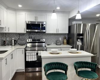 Tosam Luxury Lodge Two Bedroom Suite - Brampton - Kitchen