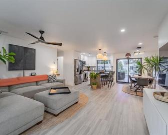 Tranquil, Waterfront Pool + Spa Home - Oakland Park