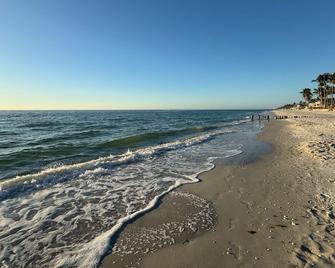 Bright and Cozy Naples 2B, Home With Private 85F Pool 10 Min To Beach - Naples - Strand