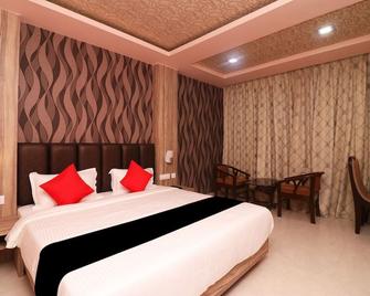 Capital O 27765 Hotel Vip Square - Puri - Slaapkamer