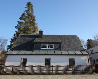 Stylish and nostalgic: Erzgebirgshäusel directly on the Zschopau river - Tannenberg - Building