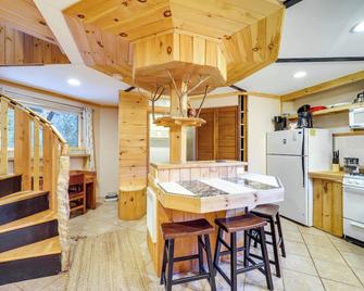 Unique West Jefferson Home with Fire Pit and Grill! - West Jefferson - Comedor