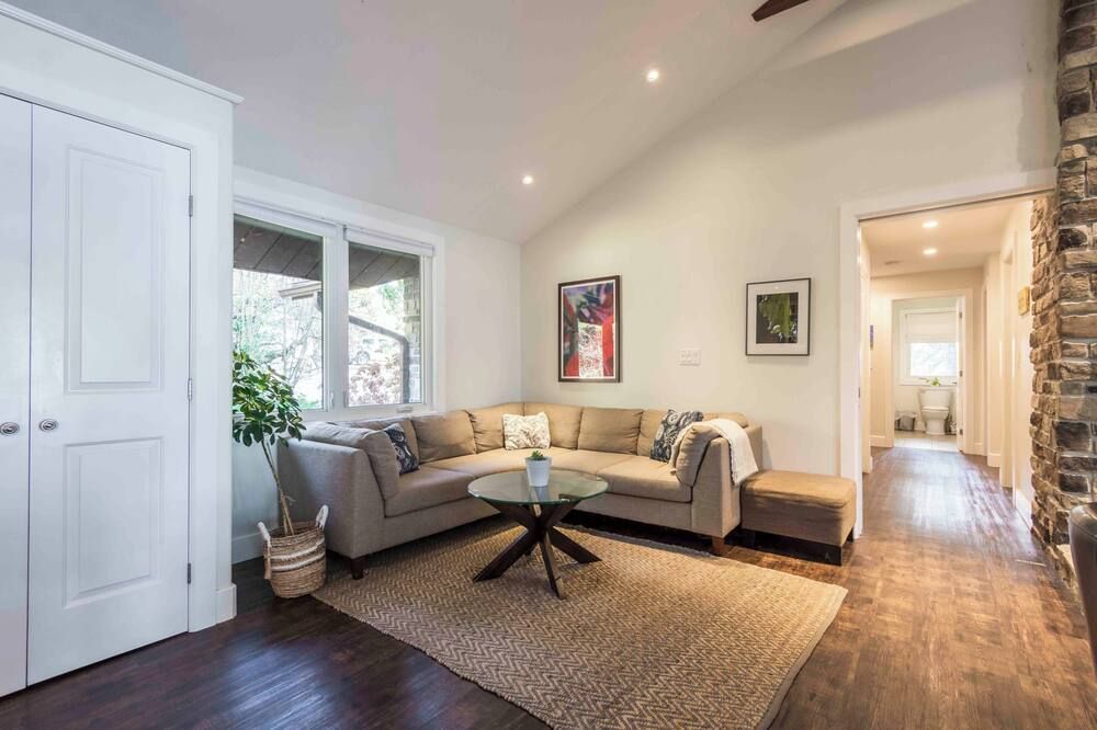 Peaceful Lakefront House in the Heart of Prince Edward County - Belleville - Wohnzimmer