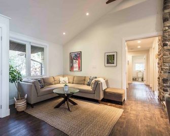 Peaceful Lakefront House in the Heart of Prince Edward County - Belleville - Wohnzimmer