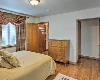 Pet-friendly Whitefish Bay Getaway w/ Large Yard! - Whitefish Bay - Bedroom