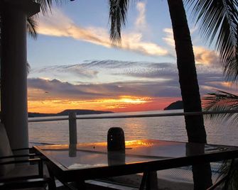 Deluxe beachfront two bedroom suite with endless views. - Peñita de Jaltemba - Balcony