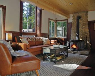 Hobbit House - Charming In Town - Idyllwild - Living room
