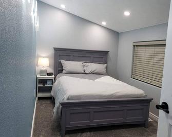 Ravishing 2 bedroom 1 bath Hot Tub BBQ and Fire Pit - Scottsbluff - Bedroom