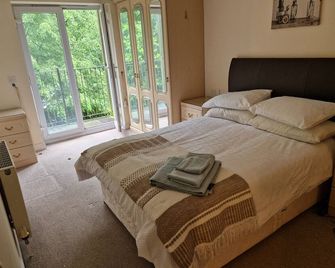 2 Bed Flat - Sleeps 4 - Parking - Wifi - Southampton - Habitación