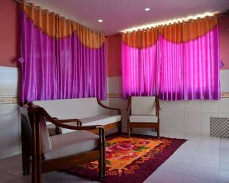 Hotel Ravi Teja - Adilabad - Living room
