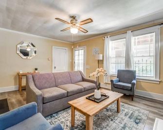 Near Shopping & Dining- Magic in Midtown- Unit A - Memphis - Wohnzimmer
