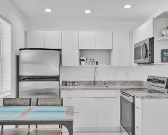Hallandale Beach Modern apartment Chic Backyard - Hallandale Beach - Kitchen