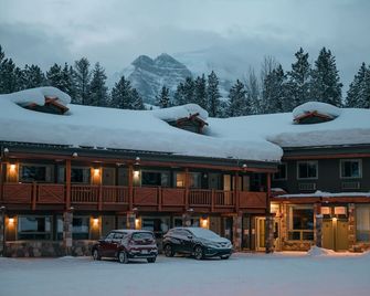 Mountaineer Lodge - Lake Louise - Building