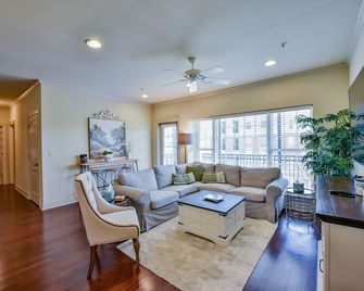 Houndstooth Hideaway-Book for football! Pool & workout facilities - Tuscaloosa - Living room