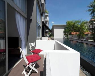 Cosy 2-bdrm partment at popular East Coast - 1 minute to Bayshore MRT station - Singapore - Balkong