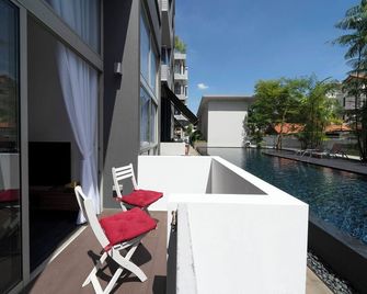 Cosy 2-bdrm partment at popular East Coast - 1 minute to Bayshore MRT station - سنغافورة - شرفة