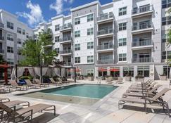 Bright Alewife 1BR w/ in-unit W/D close to shopping center, by Blueground - Cambridge - Svømmebasseng