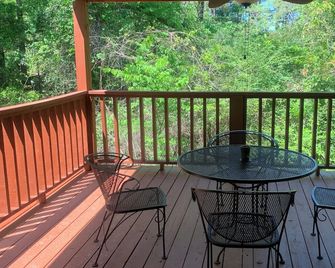 Beautiful, nature filled 3 br near NAS and Meridian dining , attractions & shops - Meridian - Balcony