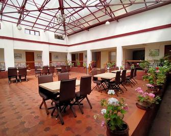 Hotel Preethi Classic Towers - อูตี้ - ร้านอาหาร