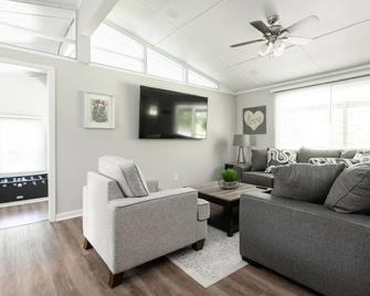 Newly Renovated Woodstock Cottage - Great location- Pet Friendly - Woodstock - Sala de estar