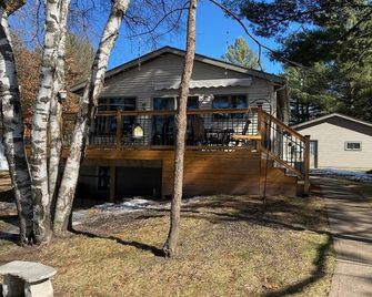 Beautiful views / Private Beach / Clean & comfortable cabin! - Shell Lake - Edificio