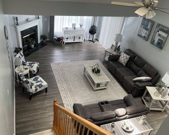 Jay's Home Away From Home Delmar,Md Townhouse-Pool access-Close to Local Beaches - Delmar - Living room