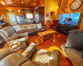 An Appalachian Hideaway - Fleetwood - Living room