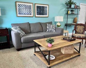 New! Tropical Hideaway Near Beach! Tons - Boynton Beach