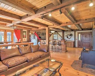 Timeless Red Sox Retreat with Scenic Mountain Views! - Putney - Sala de estar