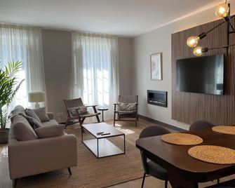 Santa Eulalia. House 7 minutes from the center of Lugo. Air conditioning. Barbecue - Lugo - Living room