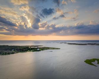 Family Friendly Waterfront Escape w/pier, gameroom, and fire pit! - Onancock - Playa