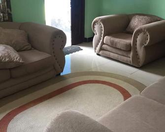 Kaswanga Farm Holiday Home - Chisamba - Sala de estar