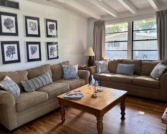 Silver Sands Beach Resort - Key Biscayne - Living room