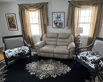 Charming Carriage House near VanderVeer Park - Davenport - Living room