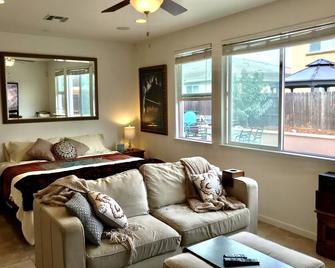 Spacious relaxing expanded in law suite. Private entrance on side of the home. - Gilroy - Bedroom