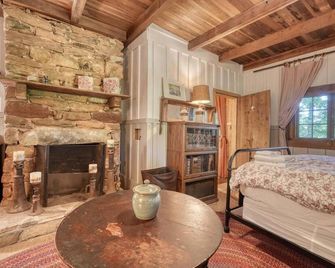 Rustic Historical Cabin near Wineries & Gold Mines - Dahlonega - Bedroom