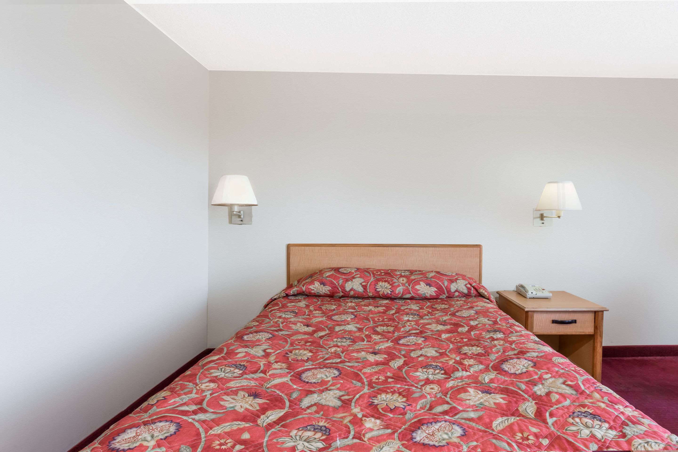 Bedroom view of Knights Inn - Fredericksburg