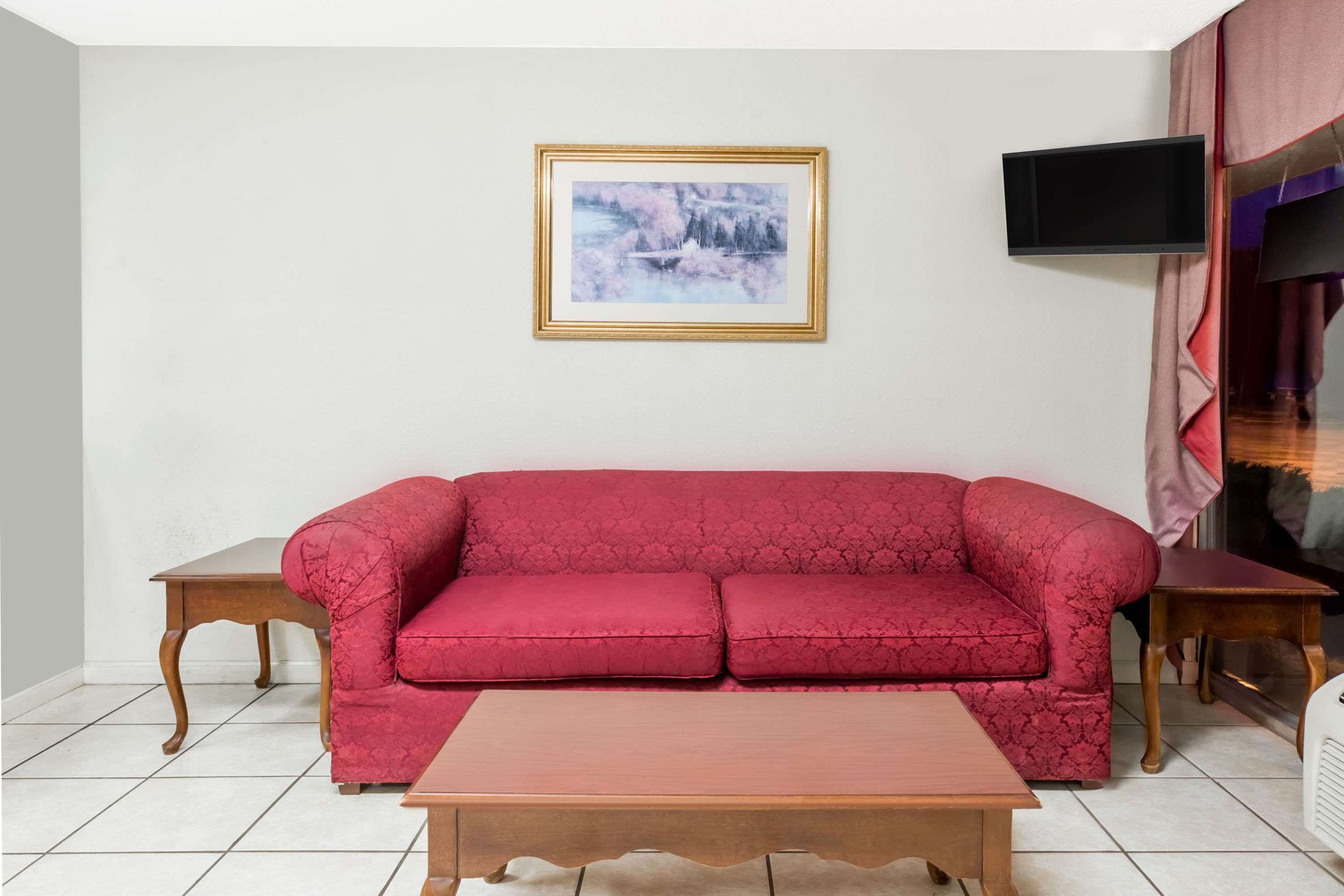 Living room view of Knights Inn - Fredericksburg