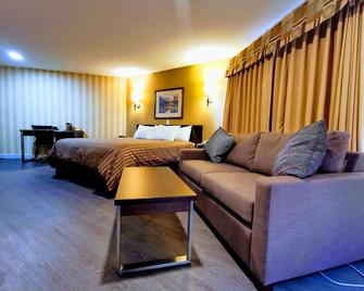 Rodeway Inn & Suites - Kamloops - Bedroom