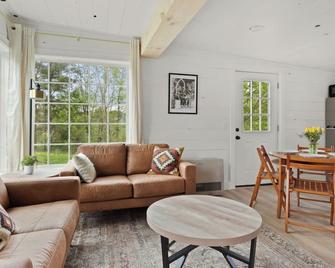 Charming & Freshly Restored Farmhouse 1 mile from center of Stowe - Stowe - Sala de estar