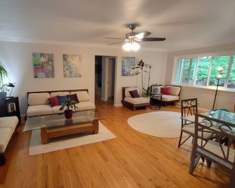 Peaceful Forest Retreat w/ Pool, Game Room, EV Charger. Pet friendly! - Grass Valley - Living room