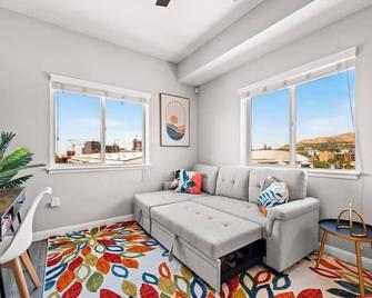 Charming Downtown Getaway - Salt Lake City - Living room
