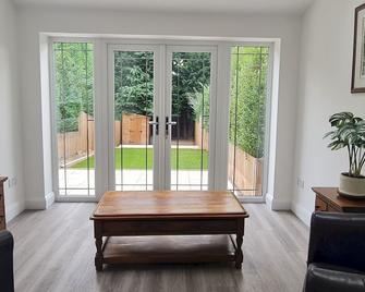 Pass the Keys | Attractive Modern 2 Bedroom House in Harborne - Birmingham - Living room