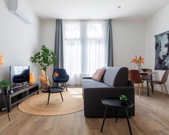 The apartment features one luxuriously appointed bedroom. - Tilburg - Living room
